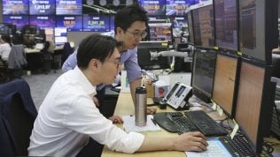 Borse contrastate dopo i recenti rialzi. Poche luci negli indici Pmi