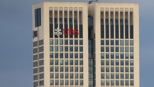 Spia gli sms del vicino e scopre l’Opa segreta. Maxi-multa in arrivo per il “trader-guardone”