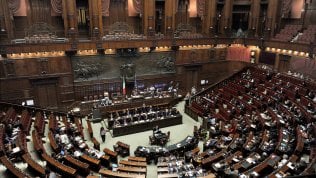 Ddl concretezza, via libera alla Camera. Nella Pa arriva il controllo delle impronte anti furbetti