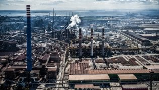 ArcelorMittal taglia la produzione di acciaio in Europa. Rallenta l’Italia