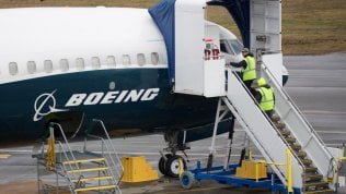 Aerei, nuovi problemi per il Boeing 737 Max: “Rischi potenziali dal software”