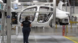 Borse positive, l’euro si rafforza dopo la delusione del lavoro Usa. Spread in calo. Crolla l’industria tedesca
