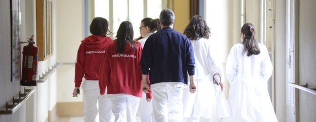 Sanità, è guerra su 3,6 miliardi di euro di crediti. Stop delle Asl: “Non trasferiamo le fatture alle società di factoring”
