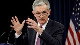 Borse in attesa delle mosse Fed. Lo spread cala a 240 punti