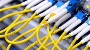 Internet veloce, molti comuni ancora a secco: la fibra c’è, gli operatori no