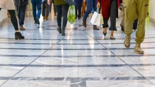 Italiani preoccupati per la situazione economica dell’Italia e per il futuro: giù la fiducia di imprese e consumatori