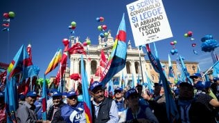 Roma, i pensionati scendono in piazza contro il governo: “Dateci retta”