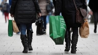 Le famiglie italiane spendono 2.571 euro al mese. Quelle “ricche” oltre cinque volte più di quelle “povere”