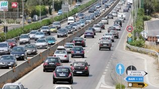 Autorità Trasporti: auto regina, ma 7 milioni di italiani vanno a piedi o in bici