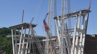 Il paradosso delle demolizioni: Ponte Morandi e Vele, solo una minima parte del materiale si può riciclare