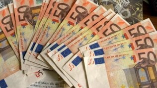 Salario minimo, industrie e sindacati contrari: “Restare nei contratti collettivi”