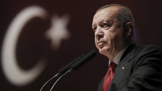 Borse deboli sulle tensioni geopolitiche. Turchia, crolla la lira dopo la cacciata del governatore