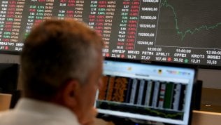 Milano in calo dopo la Bce, risale lo spread. Pil Usa in crescita del 2,1%