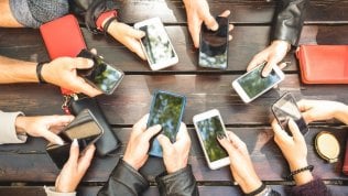 Blocco dei rincari e rimborsi agli utenti, le due novità che fanno tremare gli operatori telefonici