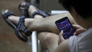 Telefonia, scontro tra Agcom e operatori sui rimborsi per le tariffe a 28 giorni