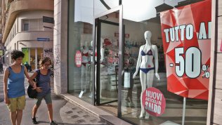 Parte la caccia ai saldi, per Confesercenti spesa media da 270 euro a famiglia