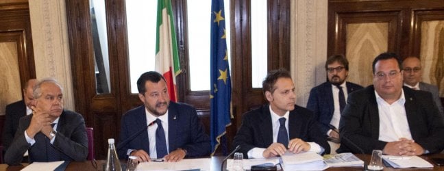 Fisco, Siri: “Flat tax per 40 milioni di persone”. Salvini: “Non voglio sostituirmi al premier”.