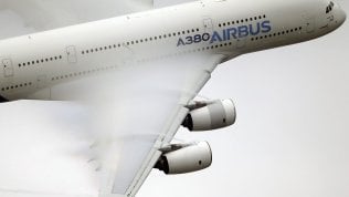 Rincari sui biglietti aerei fino a 18 euro: in Francia arriva la nuova eco-tassa