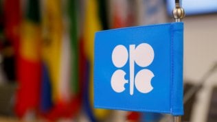 Petrolio, summit Opec per decidere i tagli. Italia tra assestamento di bilancio e procedura Ue