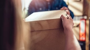 Corrieri, i clienti danno i voti: Poste Italiane è ultima