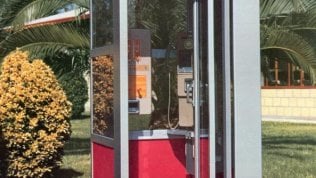 Le cabine telefoniche “estinte” in un anno. Dodici italiani su  cento non ci sono mai entrati