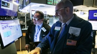 Piazza Affari in forte rialzo e spread in calo, il mercato scommette su un nuovo governo