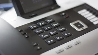 I call center clandestini tormentano gli italiani.  L’AgCom agli operatori: “Controllate”