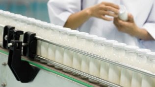 Latte fresco, una battaglia anti-spreco contro la scadenza a 6 giorni