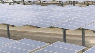 Tesla, ancora guai con i pannelli solari. Amazon: “Hanno causato un incendio nel nostro magazzino”