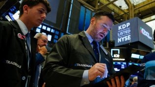 Europa in rosso con la frenata tedesca e i tassi Usa: Milano perde il 2,5%, Wall Street va giù