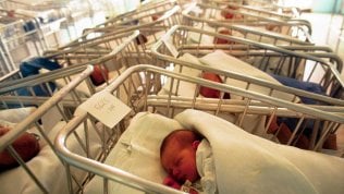 Meno figli? Non dipende solo dal Pil: conta anche il benessere collettivo