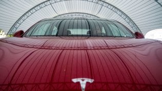 Auto, stampa tedesca: “Volkswagen vuole una quota di Tesla”. Ma l’azienda smentisce