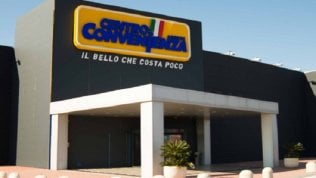 Centro Convenienza, dipendenti in rivolta: “Senza stipendio e soli contro i clienti inferociti”