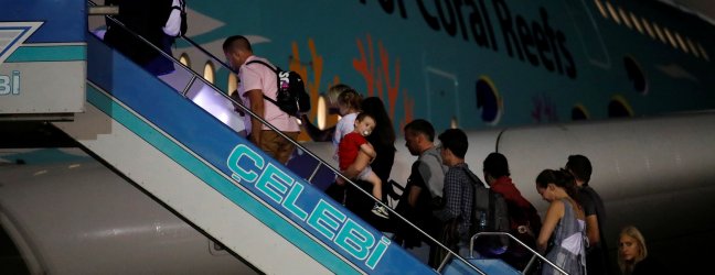 Thomas Cook, rientrati i primi 14 mila turisti britannici. Johnson avvia indagine contro i manager