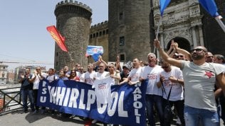 Whirlpool avvia la cessione di Napoli, la Fiom: “E’ un’offesa”. Mise: “Decisione grave”