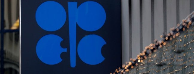 Borse Ue nervose, salgono i rendimenti nell’asta Btp. “Il virus sottrarrà 5.500 miliardi alla crescita”. Petrolio in risalita