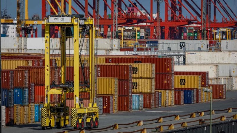 I dazi di Trump si fanno sentire: per l’Italia avanzo commerciale dimezzato rispetto al 2024