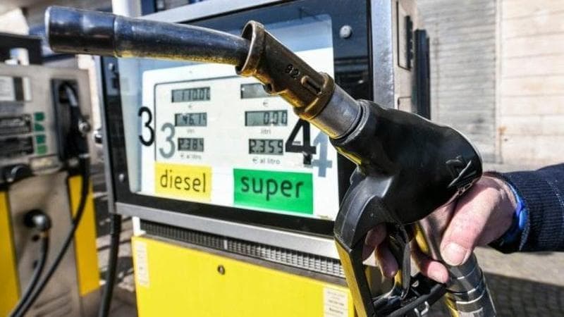 Carburanti, a gennaio cala la benzina ma aumenta di 3 centesimi il prezzo del diesel