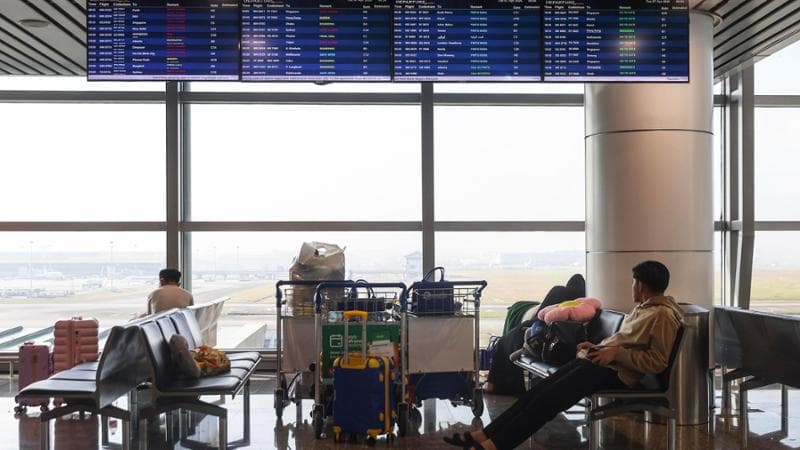 Prenotare i voli, aspettare o proteggersi: cosa fare con le vacanze nell’estate a rischio carburante