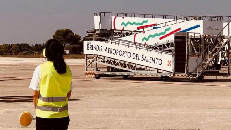 Aeroporto senza cherosene, l’alert a Brindisi. Limitazioni a Reggio Calabria, guasto a Pescara