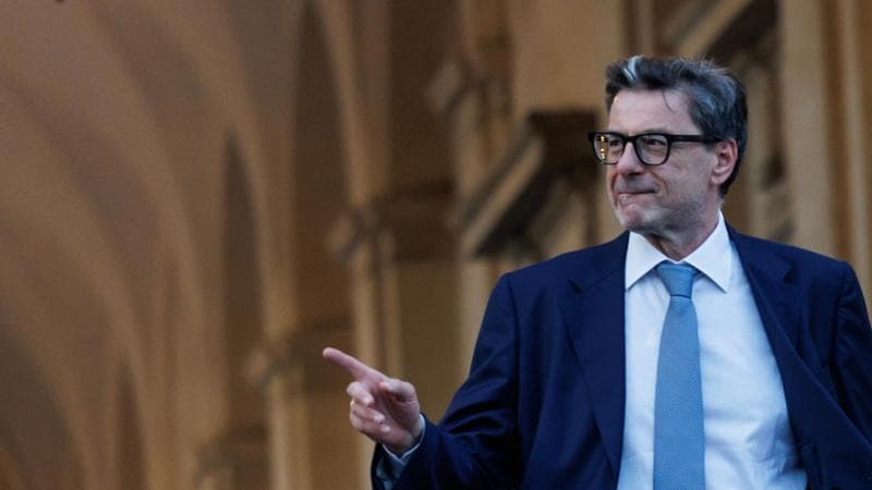 Mps, stop al terzo polo: il Tesoro prepara l’uscita. Giorgetti a Repubblica: “Chi paga di più…”