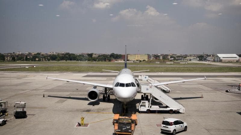 Caos treni, prezzi dei voli alle stelle. Il ministero manda dossier al Garante dei Prezzi