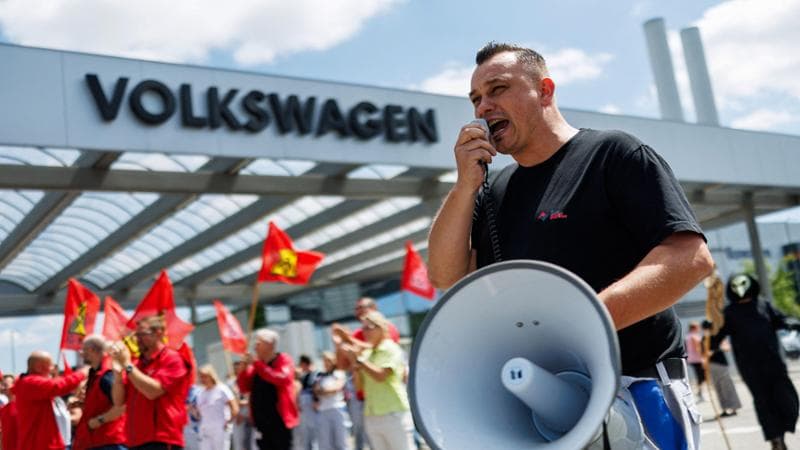Il muro degli operai contro i tagli di Volkswagen: “Sarà resistenza brutale”